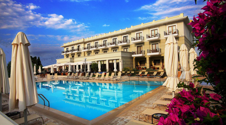 Görög szálloda látképe medencével