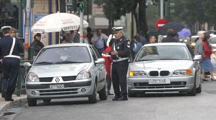 helyszini birságoló görög rendőrök